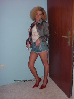  Privatbilder Das Rote Haus Eure Bilder Hallo ich bin Sandy!  Am liebsten trage ich Nylons dazu High-heels,Hotpans,Mini-Röcke und geile Desous.  liebst Du das auch???